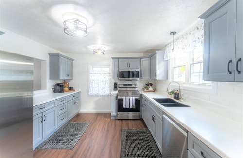 Saint Marys  Saint Joseph County House | *GameRoom*Pool*2663ft²*King Bed*65" TV*1000Mbps