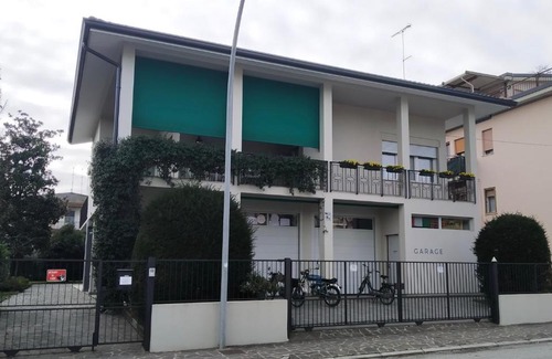 Pieve di Soligo House | Garage con camere