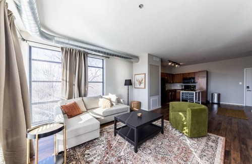 DeBaliviere Place Apartment | Garage Parking Cozy Central West End Condo