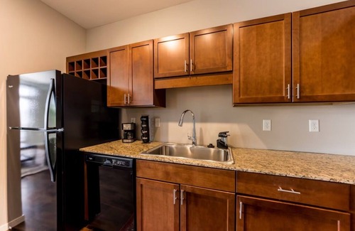 DeBaliviere Place Apartment | Garage Parking Cozy Central West End Condo