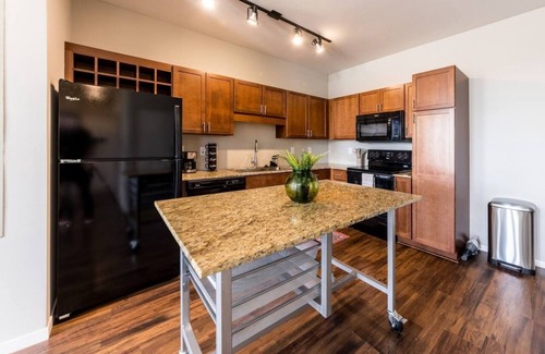 DeBaliviere Place Apartment | Garage Parking Cozy Central West End Condo