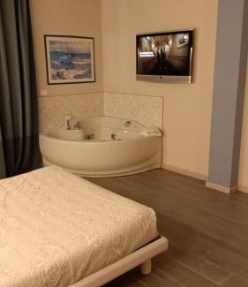 Rivoltella Apartment | Garda Fantasy Apartment - JACUZZI