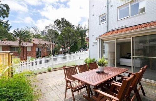North Sydney Apartment | Garden 2 Bed Apt and Walk to Harbour | Parking