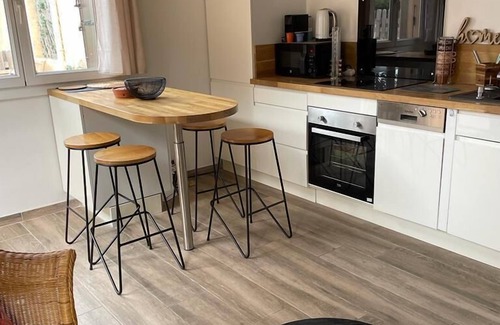 Le Brusc Apartment | Garden apartment 5 minutes walk from the beach