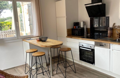 Le Brusc Apartment | Garden apartment 5 minutes walk from the beach