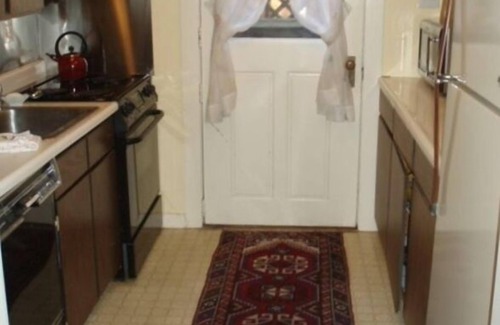 Gold Coast Apartment | Garden Apartment Located in a Wonderful Old Victorian Home