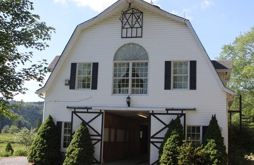Fleetwood House | "Garden Gate Barn Loft" - Luxurious Couple's Getaway on the New River