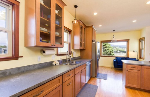 Arcata House | 🌿🌼Garden Getaway: Beautiful spacious home surrounded with gorgeous gardens!🏡