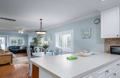 Mid Island Cottage | Garden Getaway Upper