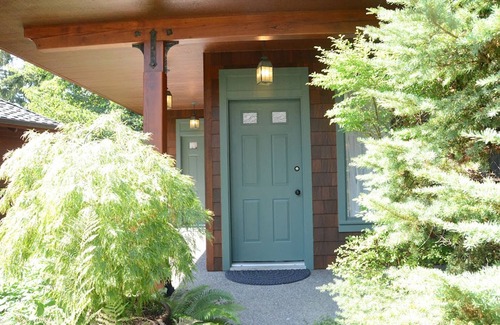 Bellingham House | Garden Guesthouse at Lakefront Manor