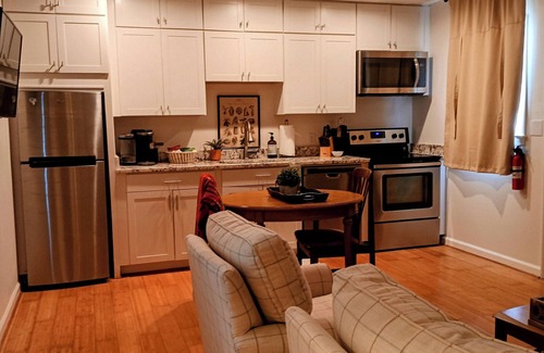 Metropolitan Cottage | Garden House in Historic Savannah, walk to dining, music, shops - 30 day minimum