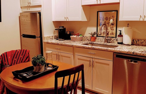 Metropolitan Cottage | Garden House in Historic Savannah, walk to dining, music, shops - 30 day minimum