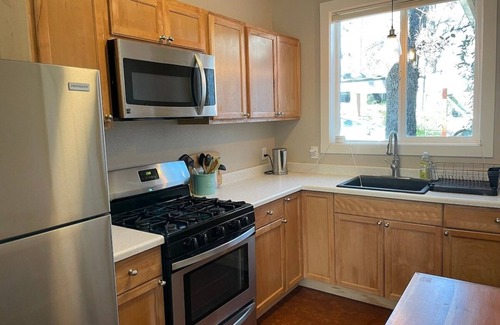 Middletown Cottage | Garden house with gas fireplace