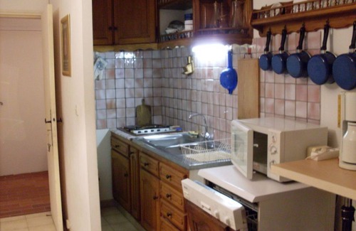 Carqueiranne Apartment | Garden-level studio with pool facing the Giens peninsula, close to beaches