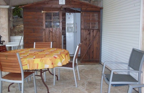 Carqueiranne Apartment | Garden-level studio with pool facing the Giens peninsula, close to beaches