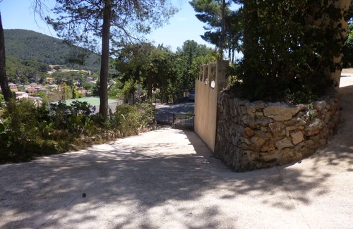 Carqueiranne Apartment | Garden-level studio with pool facing the Giens peninsula, close to beaches