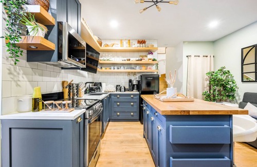 Richmond House | ✦ GARDEN OASIS ✦ FURNISHED 1 BR& 1 BA | PET-FRIENDLY & BBQ!