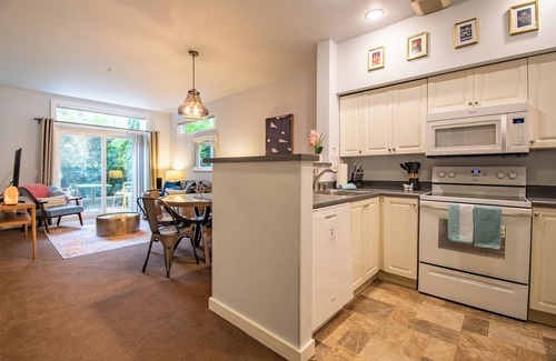 Belltown Condo | Garden Oasis in the Heart of Seattle! w/Pool&Prkg