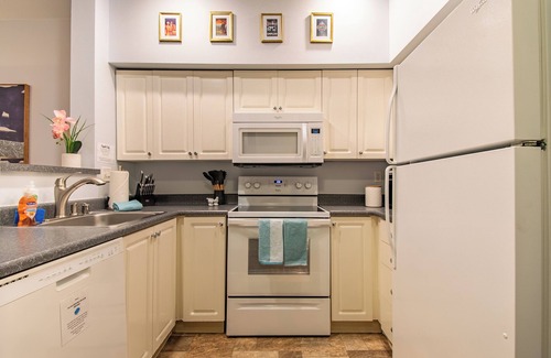Belltown Condo | Garden Oasis in the Heart of Seattle! w/Pool&Prkg