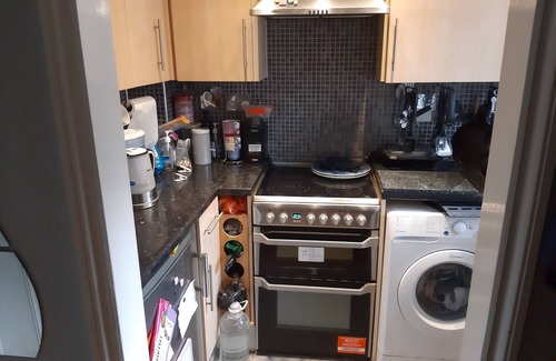 Broadbridge Heath House | Garden-Parking-3 Guests-WiFi-20minsGatwick
