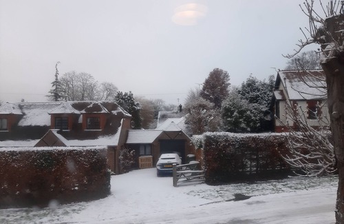 Broadbridge Heath House | Garden-Parking-3 Guests-WiFi-20minsGatwick