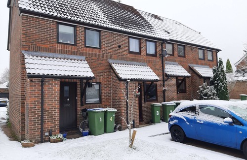 Broadbridge Heath House | Garden-Parking-3 Guests-WiFi-20minsGatwick