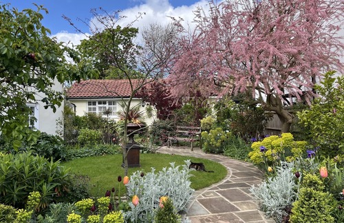 Thames Ditton Apartment | Garden Retreat for two in Thames Ditton Village