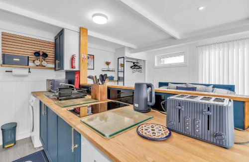 Lancing Apartment | Garden Room With Parking By My Getaways