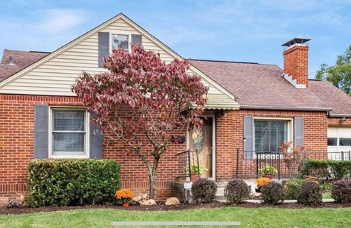 Zanesville House | Garden Spa Home with King Size Bed & Hot Tub