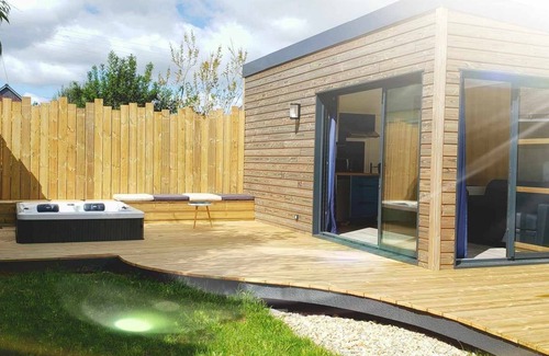 Hennebont Apartment | Garden studio with private Jacuzzi all year round!