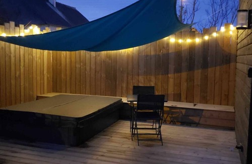 Hennebont Apartment | Garden studio with private Jacuzzi all year round!