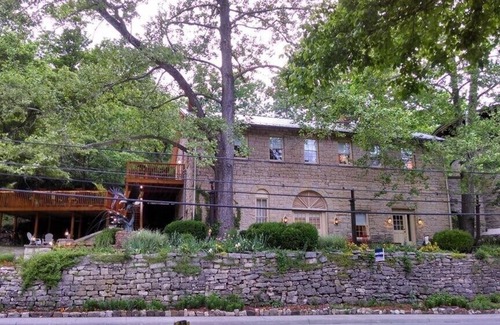 Eureka Springs Apartment | Garden Suite + Flat walk to Downtown + Parking