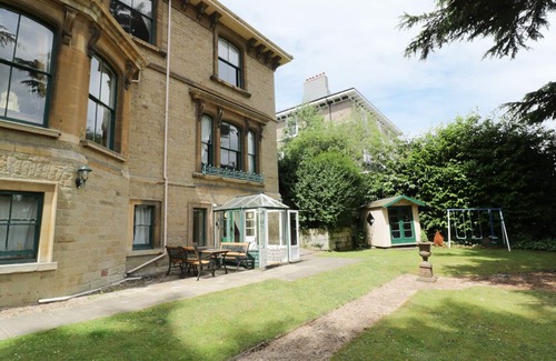 Malvern Apartment | GARDEN VIEW, family friendly, character holiday cottage in Malvern
