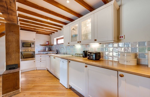 Woodbridge House | Gardeners Den - One Bedroom House, Sleeps 2