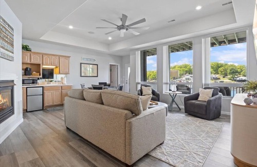 Sunrise Beach House | Gardenia Getaway - Man cave, pool, hot tub! NEW !