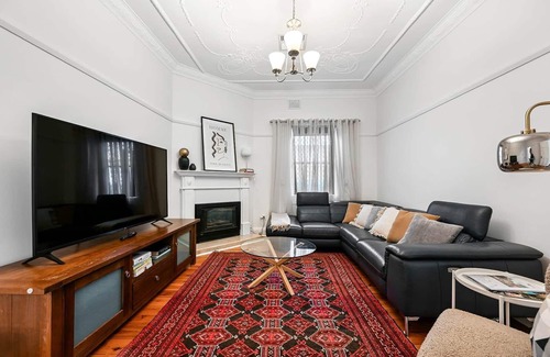Orange Cottage | Gardiner Cottage - Stylish & Elegant, Walk to CBD