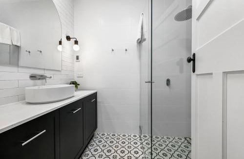 Orange House | Gardiner Cottage - Stylish & Elegant, Walk to CBD