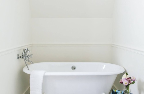 Yachting Village Hotel | Gardiner House
