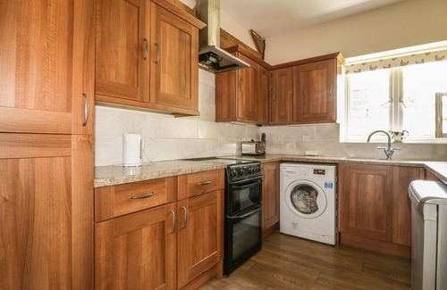 Truro Cottage | GARRAS BARN, family friendly, with a garden in Truro
