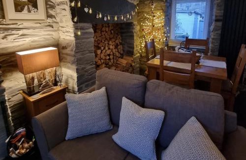 Rhiwbryfdir House | Garreg Ddu