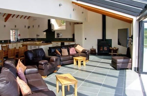 Porthmadog Cottage | GARTH MORTHIN THE BARN, pet friendly, with open fire in Porthmadog