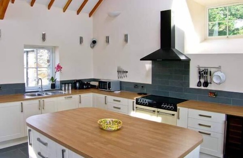 Porthmadog Cottage | GARTH MORTHIN THE BARN, pet friendly, with open fire in Porthmadog