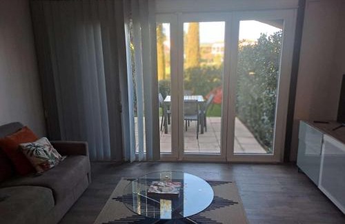 Gassin Apartment | GASBRU - Golfe de St-Tropez - Rez de jardin T2 cabine avec accès plage piscine et tennis