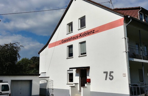 Kesselheim Apartment | Gästehaus Koblenz - Dachgeschoss for up to 10 people with garden use and barbecue