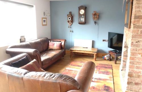 Woodhall Spa House | Gate house located on the riverside, Woodhall spa, hot tub & games room