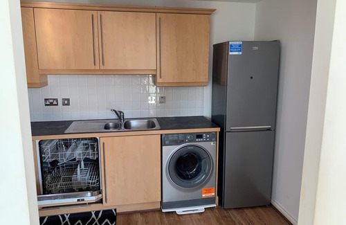 Lansbury Apartment | Gated 2bed room- 6guests -3beds-by Canary Wharf with free parking