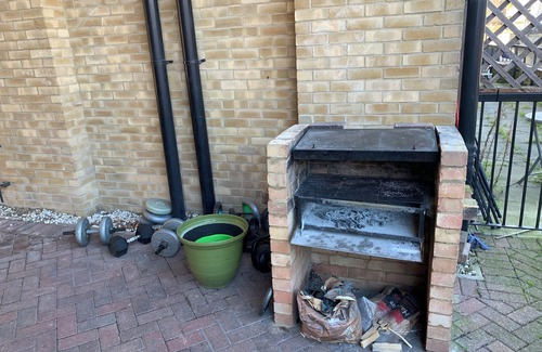 Lansbury Apartment | Gated 2bed room- 6guests -3beds-by Canary Wharf with free parking