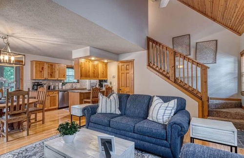 Reeds Spring Cabin | Gated Community | Lakeview | Pools + Golf | SDC