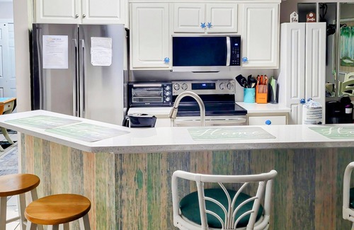 Calabash Condo | Gated golf resort condo with balcony, AC, deck, WiFi, volleyball, & tennis