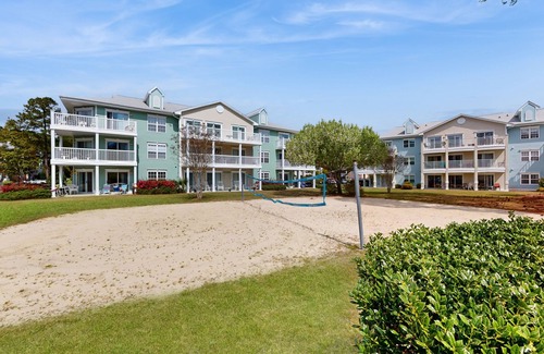 Calabash Condo | Gated golf resort condo with balcony, AC, deck, WiFi, volleyball, & tennis
